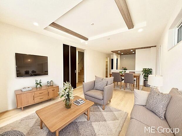 お洒落で開放感のある折り上げ天井を採用したリビング※家具はCGです