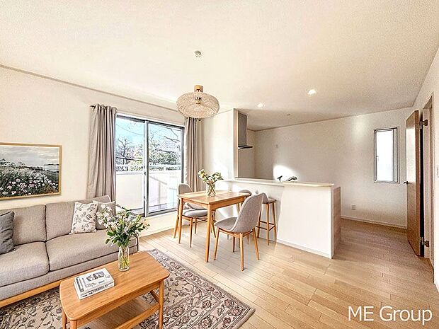 ご家族の賑やかな話し声で包まれる明るいリビング  ※家具はCGです