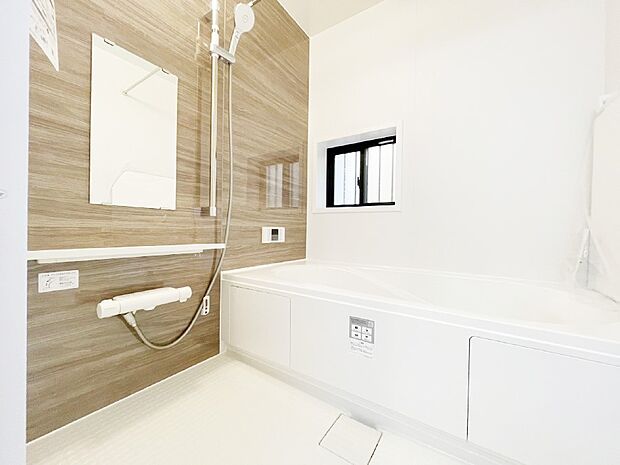 一日の疲れを癒してくれる明るい清潔感のあるバスルーム