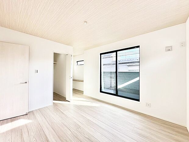 バルコニーが明るさと開放感を演出！朝スッキリと目覚められそうですね！