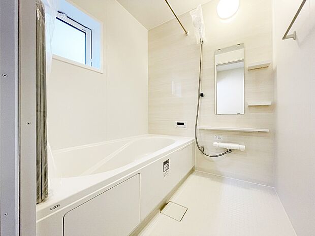 一日の疲れを癒してくれる明るい清潔感のあるバスルーム