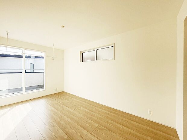 バルコニーが開放感をプラスしてくれる洋室