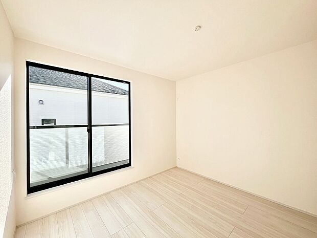 明るいバルコニーサイドに洋室を設置。目覚めの良い寝室に。 