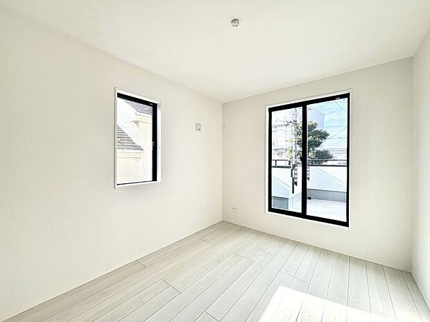 明るいバルコニーサイドに洋室を設置。目覚めの良い寝室に。 