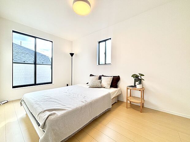 バルコニーが開放感をプラスしてくれる洋室