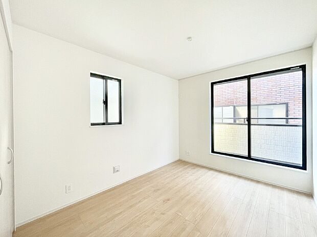 バルコニーが開放感をプラスしてくれる洋室