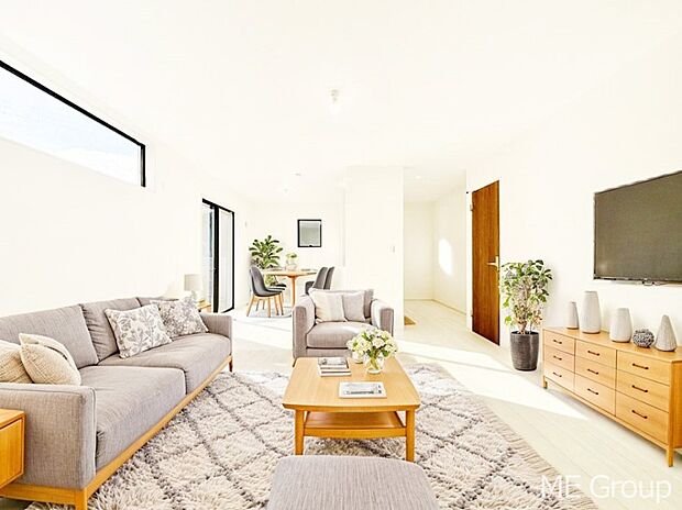 ご家族の賑やかな話し声で包まれる明るいリビング ※家具はCGです