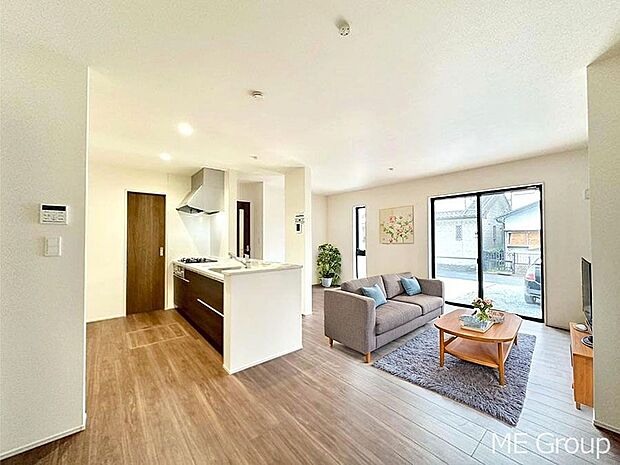 ご家族の賑やかな話し声で包まれる明るいリビング ※家具はCGです