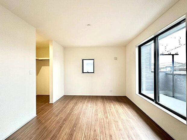 明るいバルコニーサイドに洋室を設置。目覚めの良い寝室に。