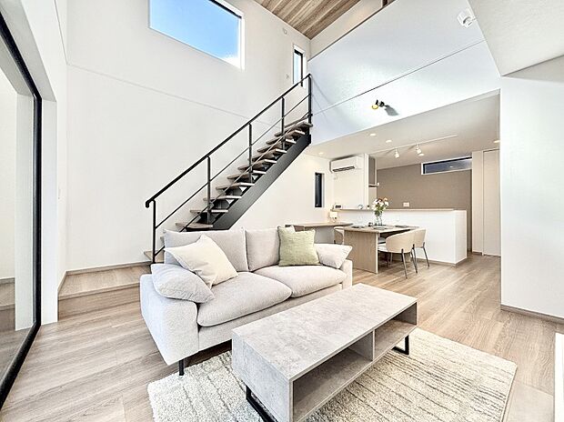 家族の和やかな会話が聞こえてきそう。開放感のあるリビングです。