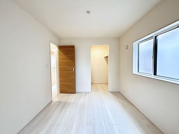 ウォークインクローゼットがあるお部屋！季節ごとの入れ替えも不要で便利です。 