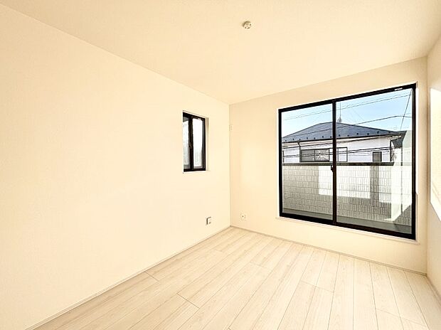 明るいバルコニーサイドに洋室を設置。目覚めの良い寝室に。