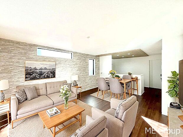 ご家族の賑やかな話し声で包まれる明るいリビング ※家具はCGです