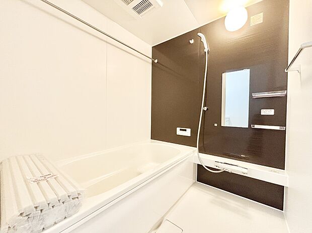 一日の疲れを癒してくれる明るい清潔感のあるバスルーム