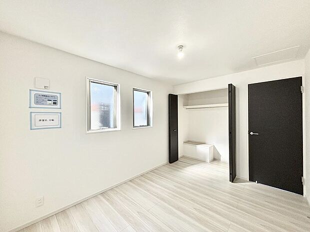 やさしい光がさしこむ居室はしっかり収納付き