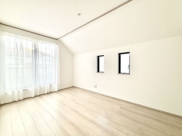 バルコニーが開放感をプラスしてくれる洋室