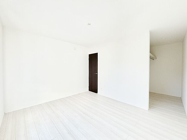 ウォークインクローゼットがあるお部屋!季節ごとの入れ替えも不要で便利です。