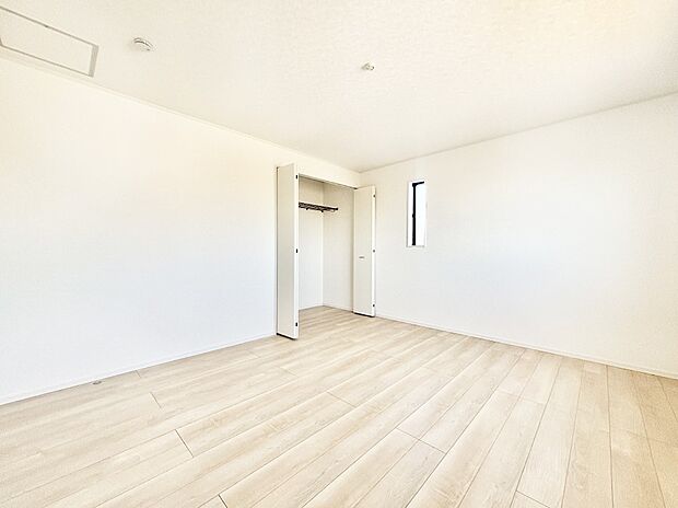 ゆとりある広さが魅力の洋室はしっかり収納も完備しています