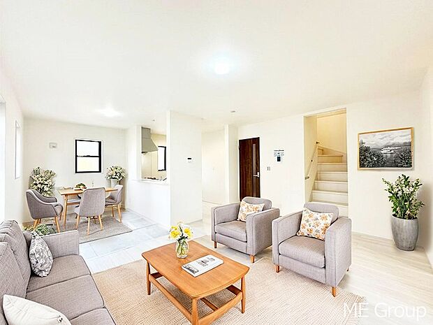 落ち着いた雰囲気のLDKは家族みんなの快適空間※家具はCGです