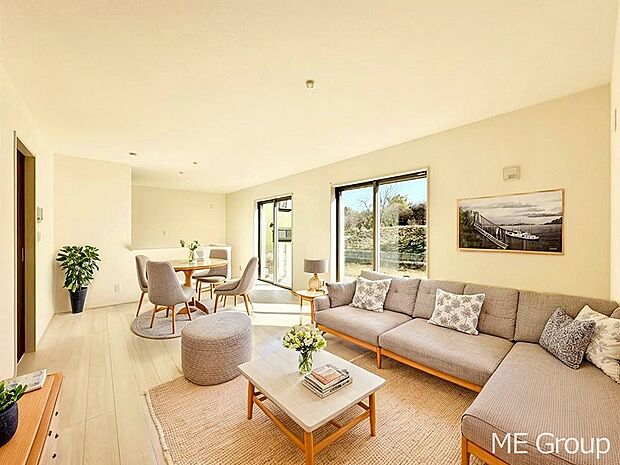 ご家族の賑やかな話し声で包まれる明るいリビング ※家具はCGです