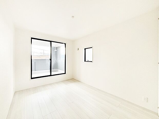 バルコニーからたっぷり入ってくる陽光がお部屋全体を優しく包み込みます!