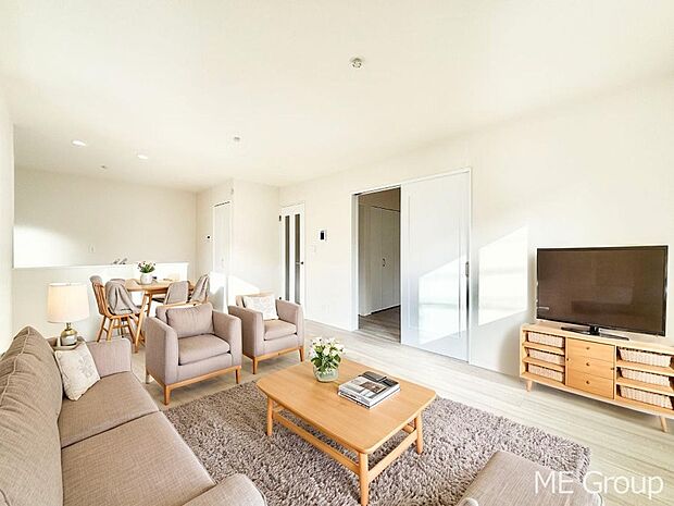 プライバシーも守れる2階リビングは明るく開放感たっぷり ※家具はCGです