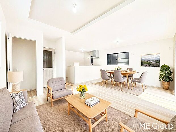 落ち着いた雰囲気のLDKは家族みんなの快適空間※家具はCGです