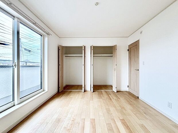 明るいバルコニーサイドに洋室を設置。目覚めの良い寝室に。