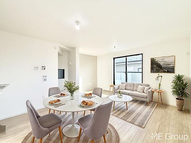 ご家族の賑やかな話し声で包まれる明るいリビング ※家具はCGです