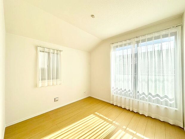 バルコニーが開放感をプラスしてくれる洋室