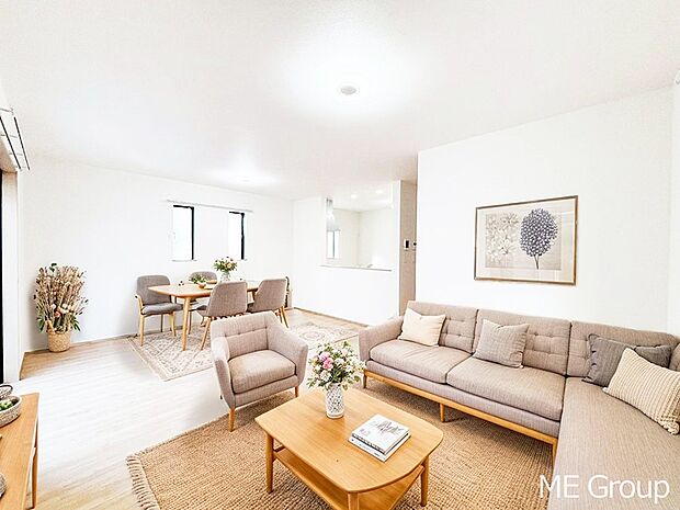 落ち着いた雰囲気のLDKは家族みんなの快適空間※家具はCGです