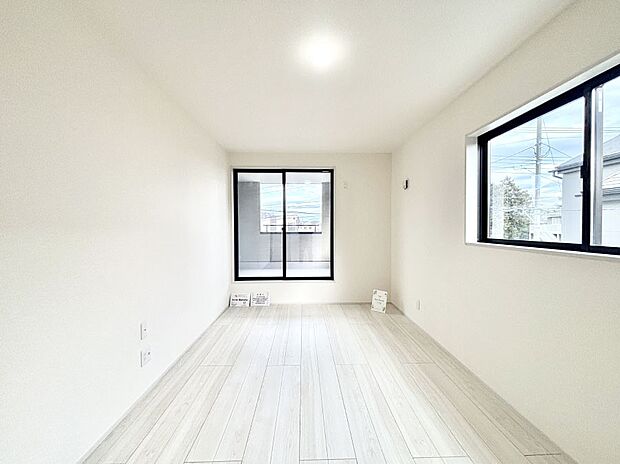 バルコニーが開放感をプラスしてくれる洋室