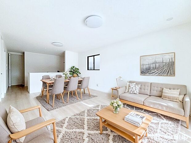 ご家族の賑やかな話し声で包まれる明るいリビング ※家具はCGです