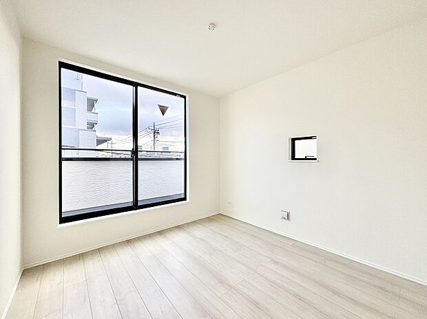 バルコニーが開放感をプラスしてくれる洋室