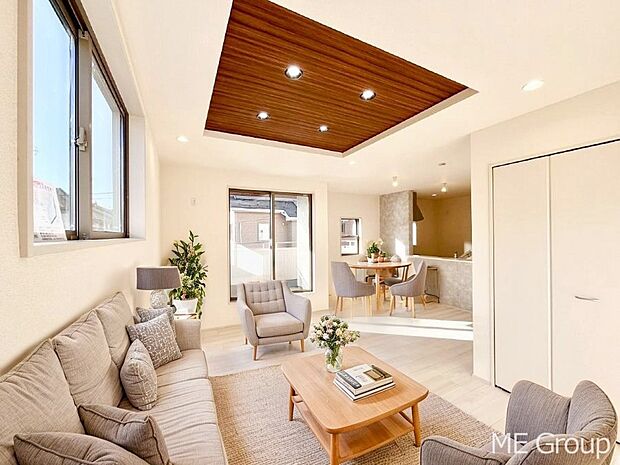 ご家族の賑やかな話し声で包まれる明るいリビング ※家具はCGです