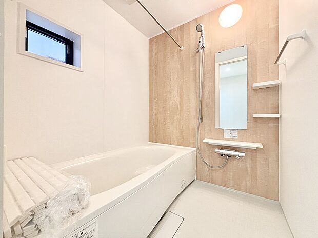 一日の疲れを癒してくれる明るい清潔感のあるバスルーム　