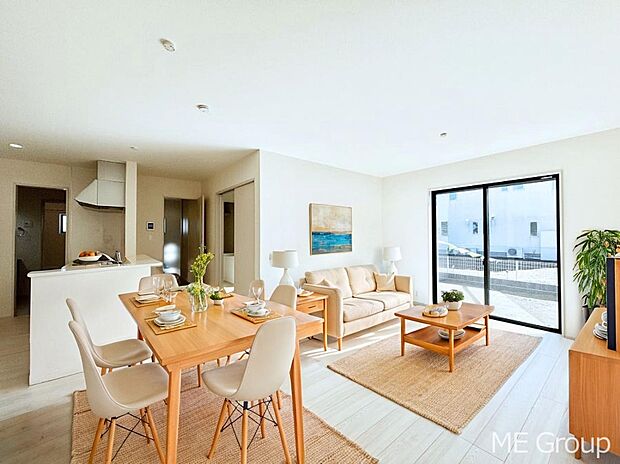 大きな窓からたっぷりの陽光と風を感じられるリビング※家具はCGです