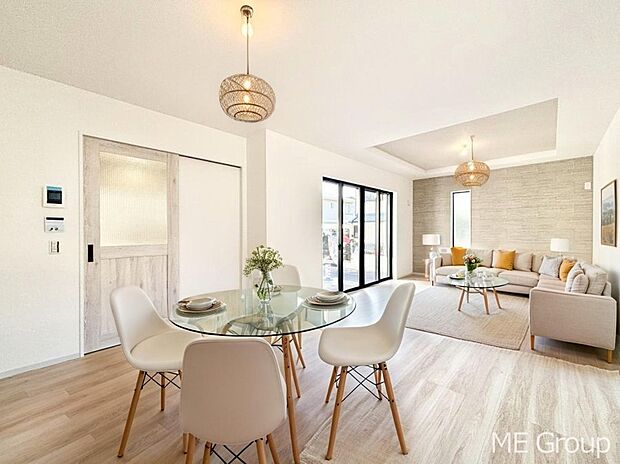 ご家族の賑やかな話し声で包まれる明るいリビング ※家具はCGです