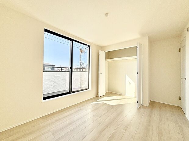 バルコニーが開放感をプラスしてくれる洋室