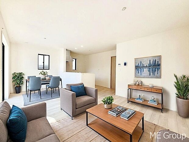 ご家族の賑やかな話し声で包まれる明るいリビング ※家具はCGです