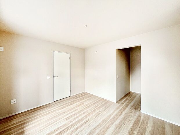 ウォークインクローゼットがあるお部屋!季節ごとの入れ替えも不要で便利です。