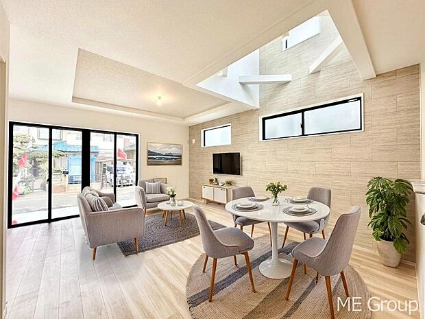 ご家族の賑やかな話し声で包まれる明るいリビング ※家具はCGです