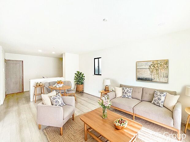 家族の和やかな会話が聞こえてきそう。開放感のあるリビングです。※家具はCGです  