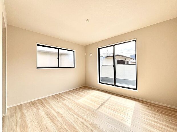 バルコニーが開放感をプラスしてくれる洋室