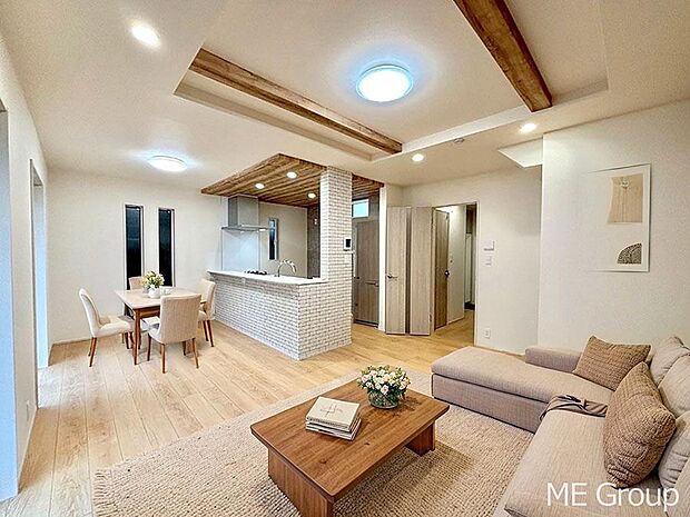 ご家族の賑やかな話し声で包まれる明るいリビング ※家具はCGです