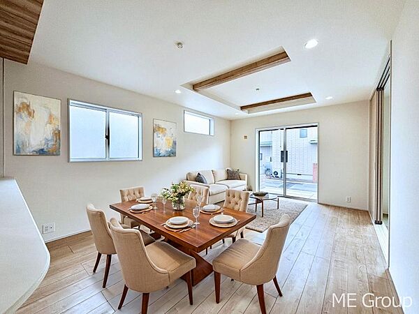 ご家族の賑やかな話し声で包まれる明るいリビング  ※家具はCGです