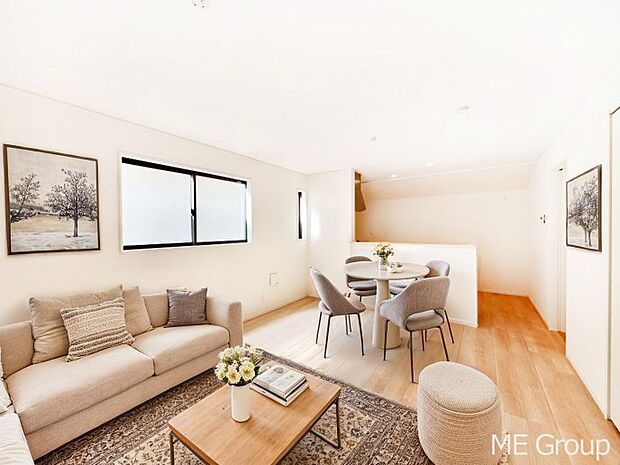 家族の和やかな会話が聞こえてきそう。開放感のあるリビングです。※家具はCGです