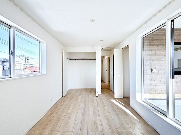 2階7.2帖のバルコニー付きの明るい洋室。全居室クローゼット付きです。