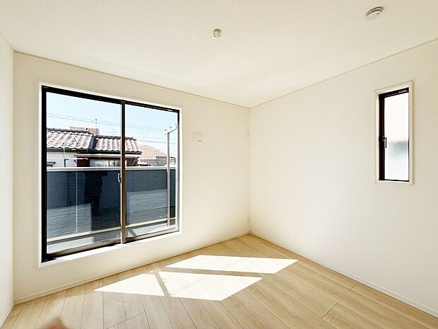 バルコニーが開放感をプラスしてくれる洋室