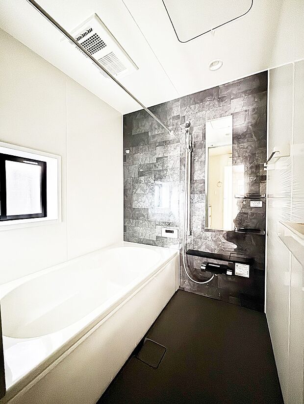 一日の疲れを癒してくれる明るい清潔感のあるバスルーム